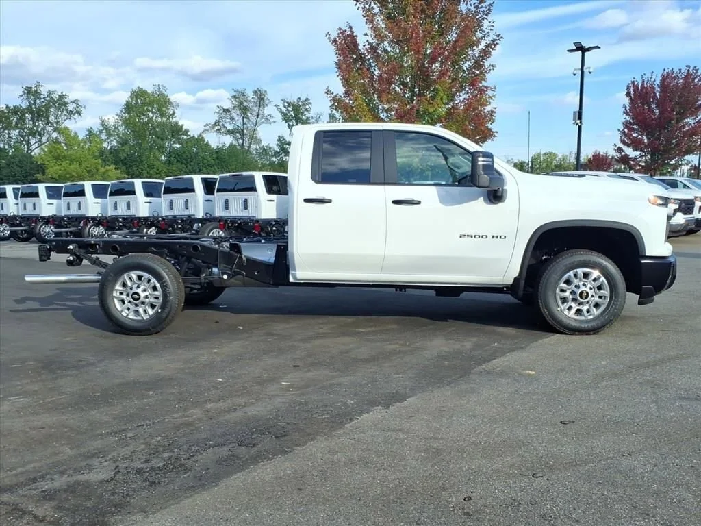 New 2026 Summit White Chevrolet WT image 24