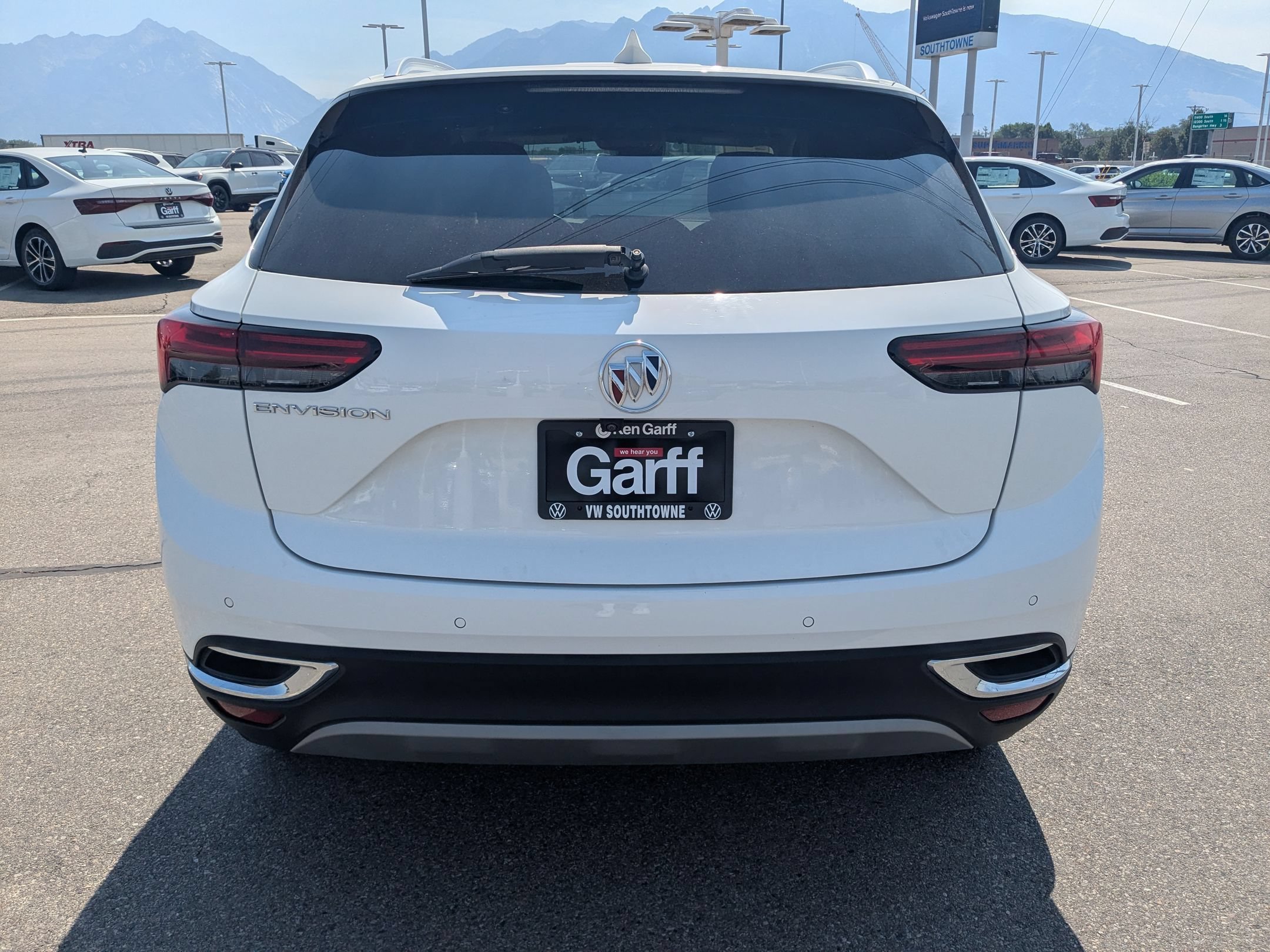Used 2022 Summit White Buick Preferred image 4
