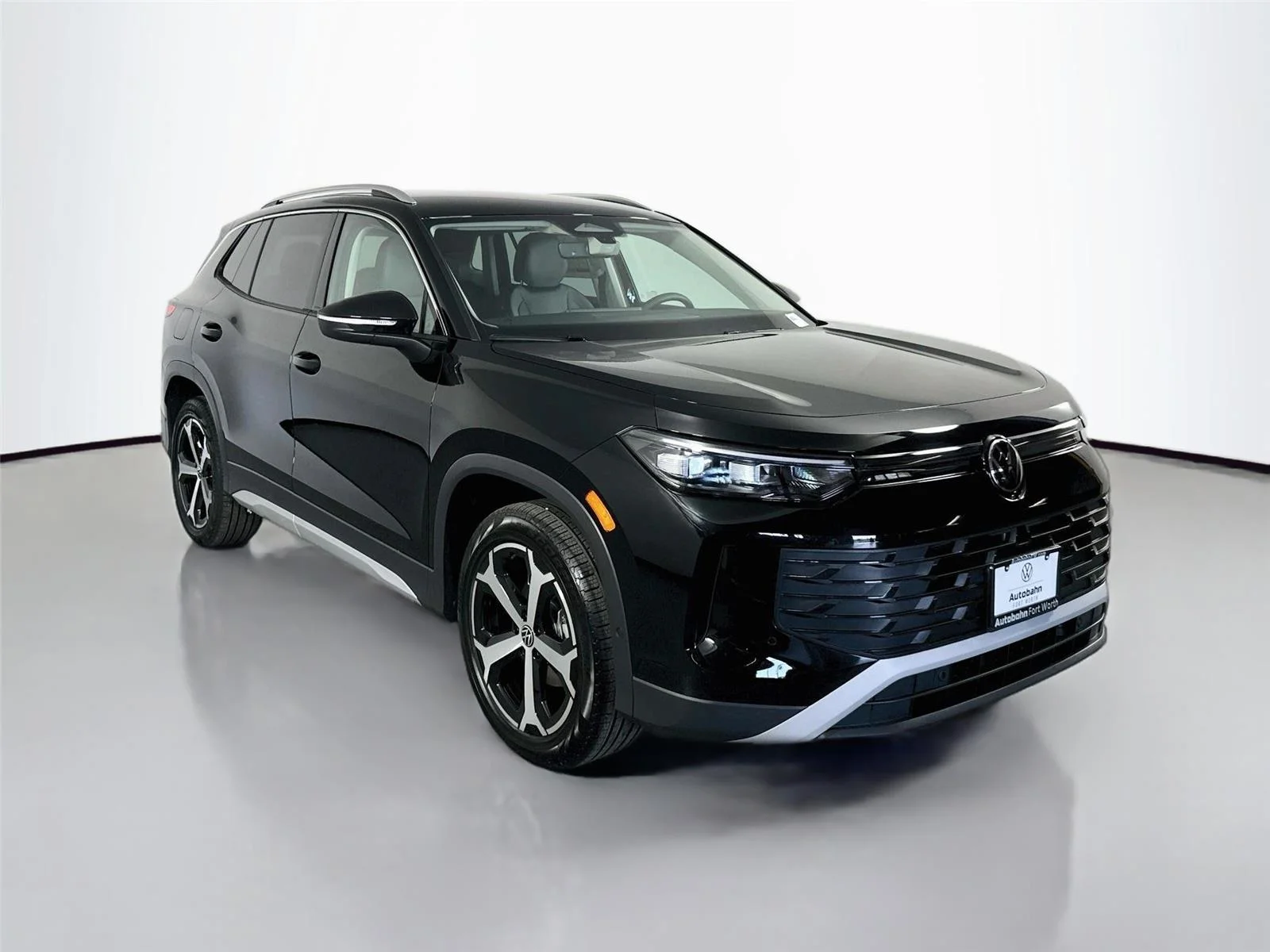 Used 2025 Deep Black Pearl Volkswagen SE image 3