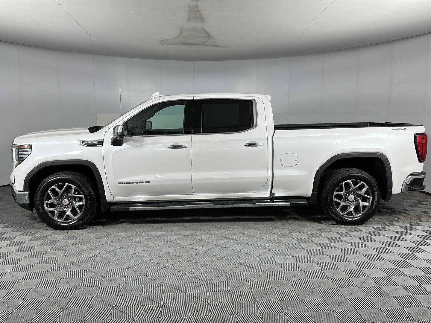 Used 2022 White Frost Tricoat GMC SLT image 4