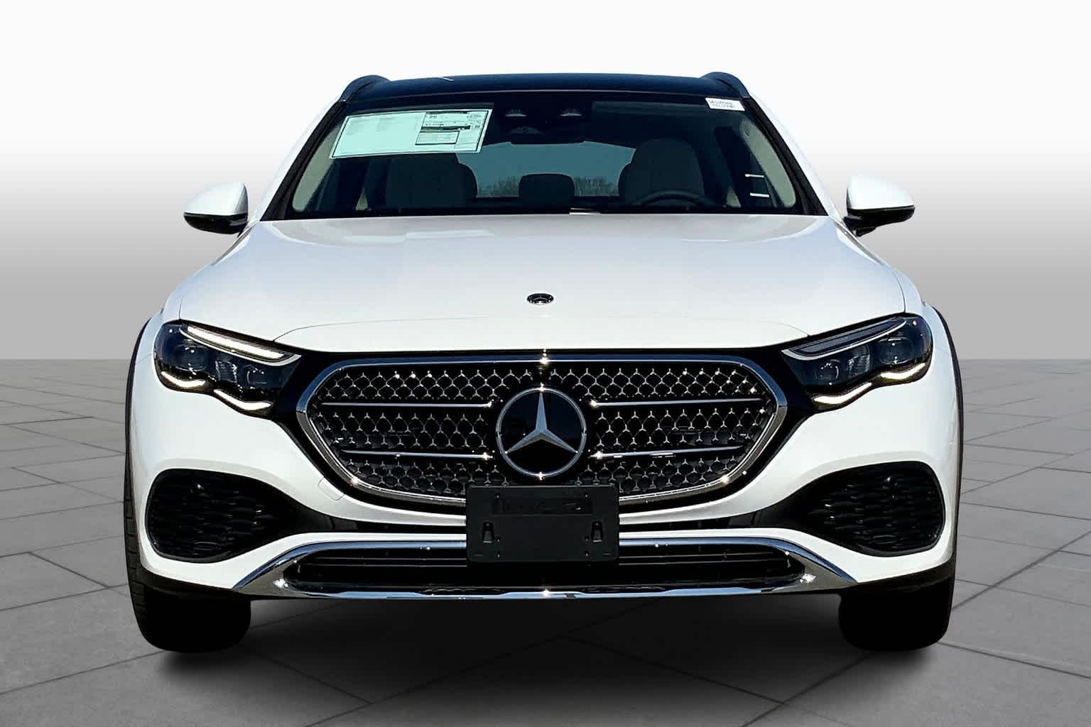 Used 2025 MANUFAKTUR Moonlight White Metallic Mercedes-Benz E 450 image 3