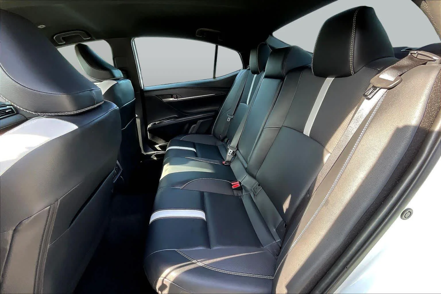 Used 2025 Ice Cap Toyota SE image 19