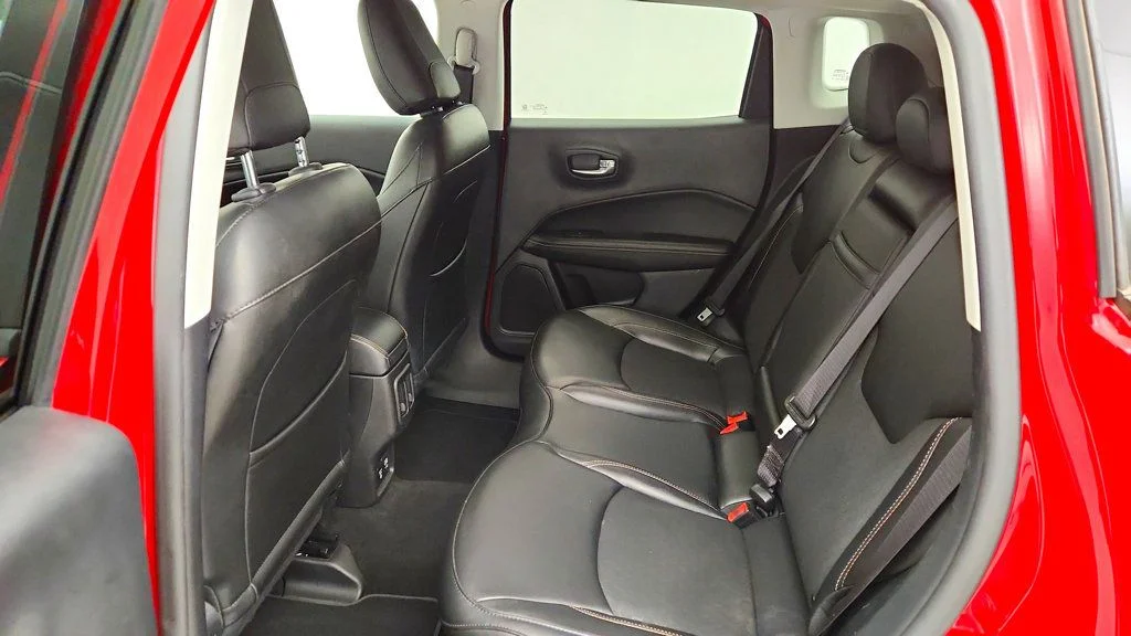 Used 2019 Redline Pearlcoat Jeep Latitude FWD image 20