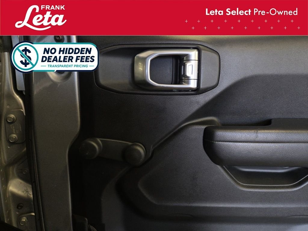 Used 2018 Billet Silver Metallic Clearcoat Jeep  image 23