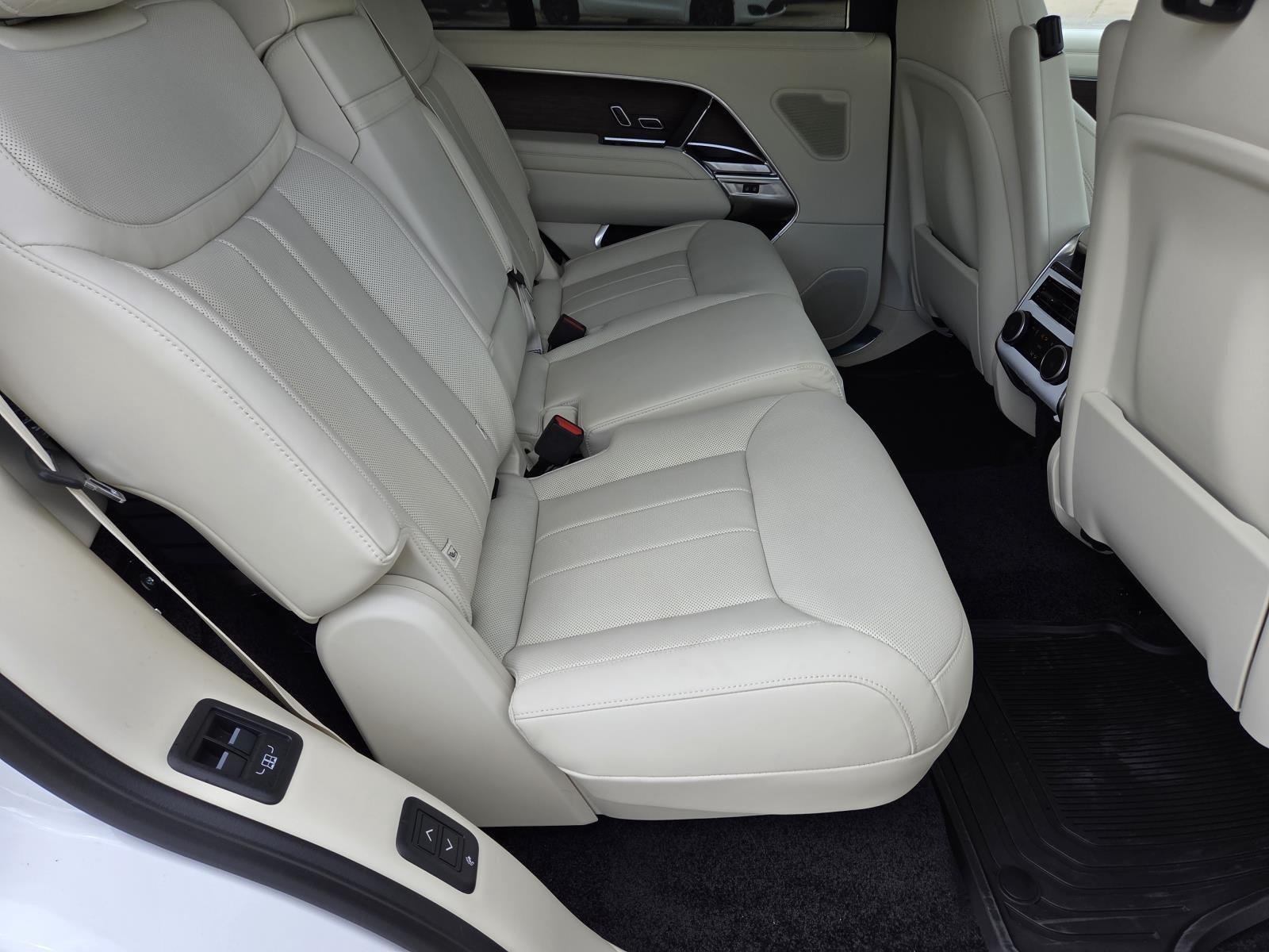 New 2026 Ostuni Pearl White LAND ROVER SE 7 Seats image 37