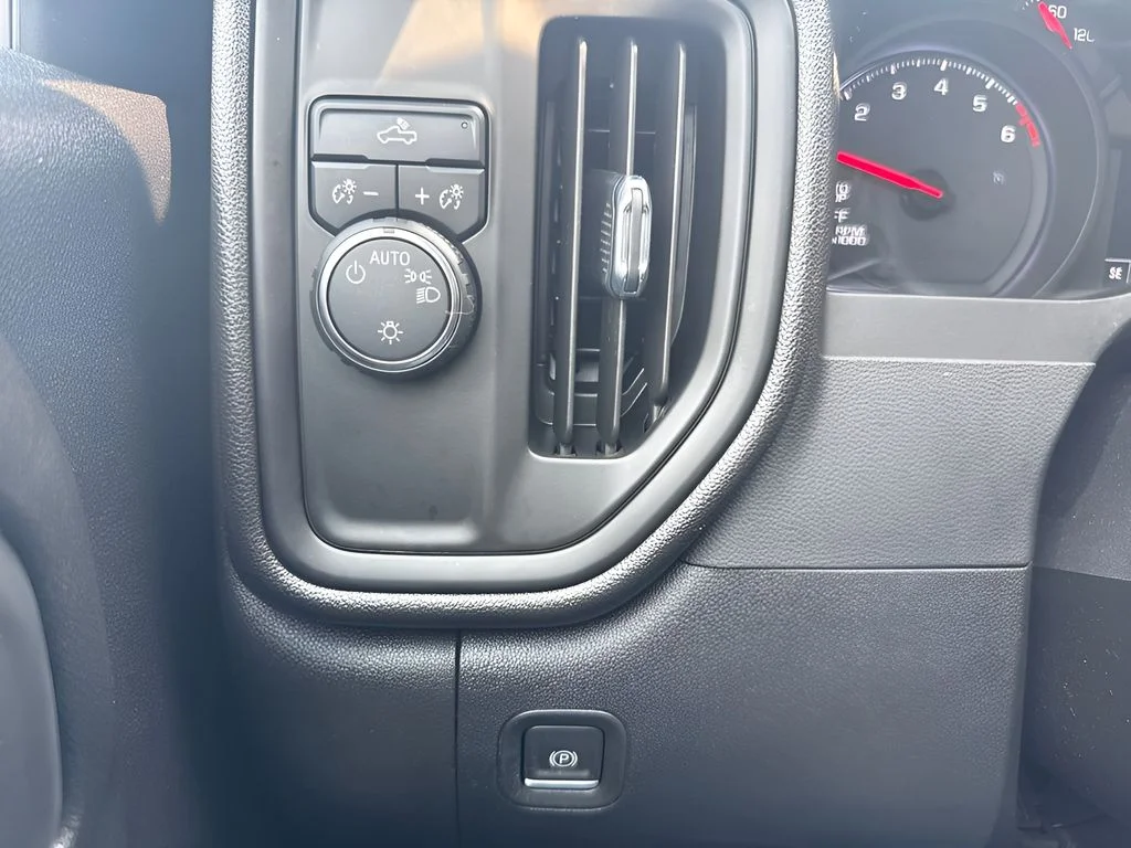 Used 2023 White Chevrolet Custom image 21
