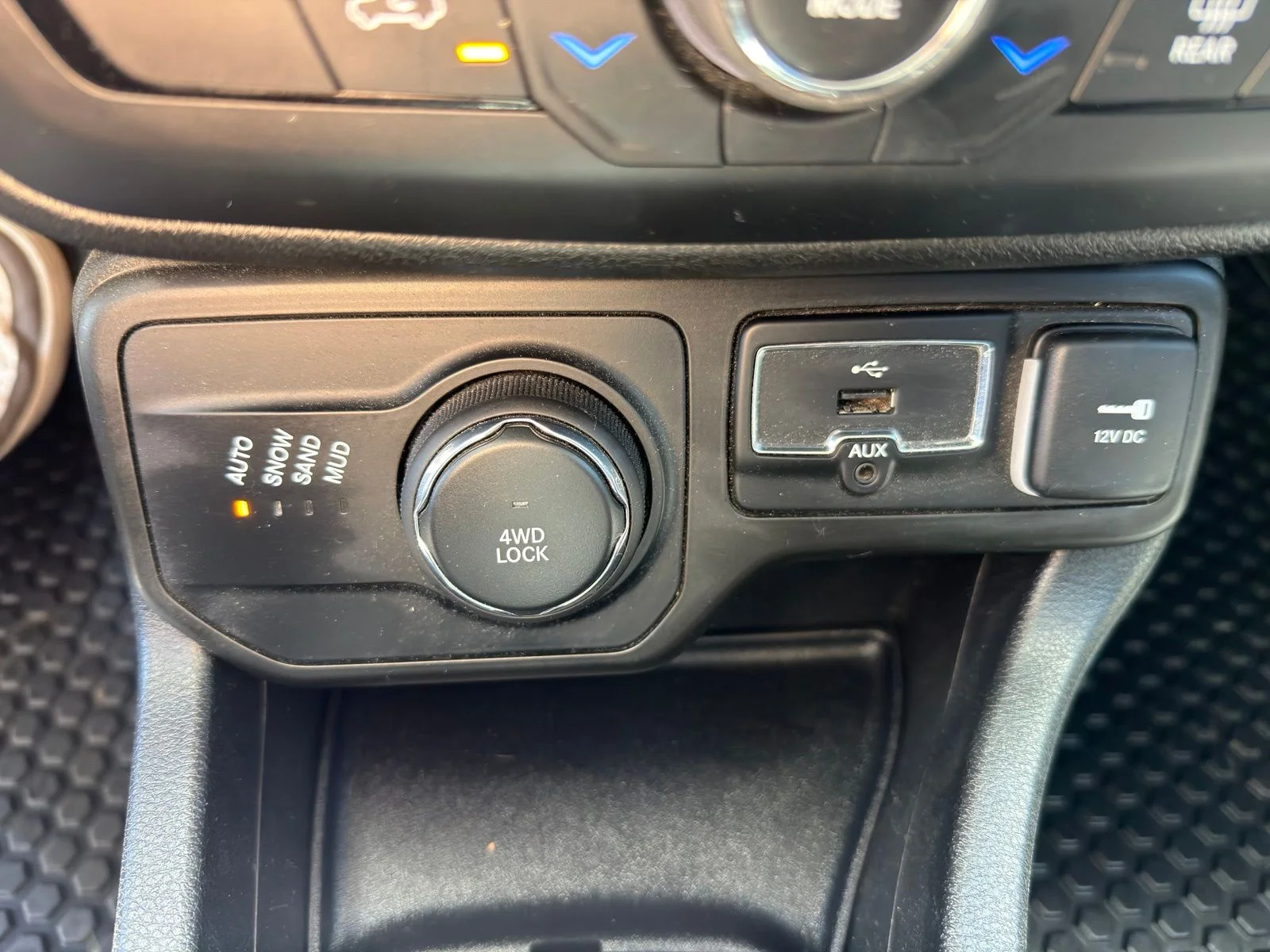Used 2018 Black Jeep Latitude image 21