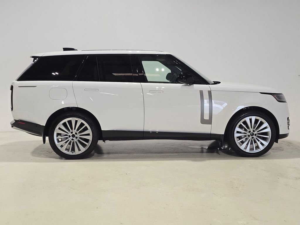 New 2026 Fuji White Land Rover SE image 4