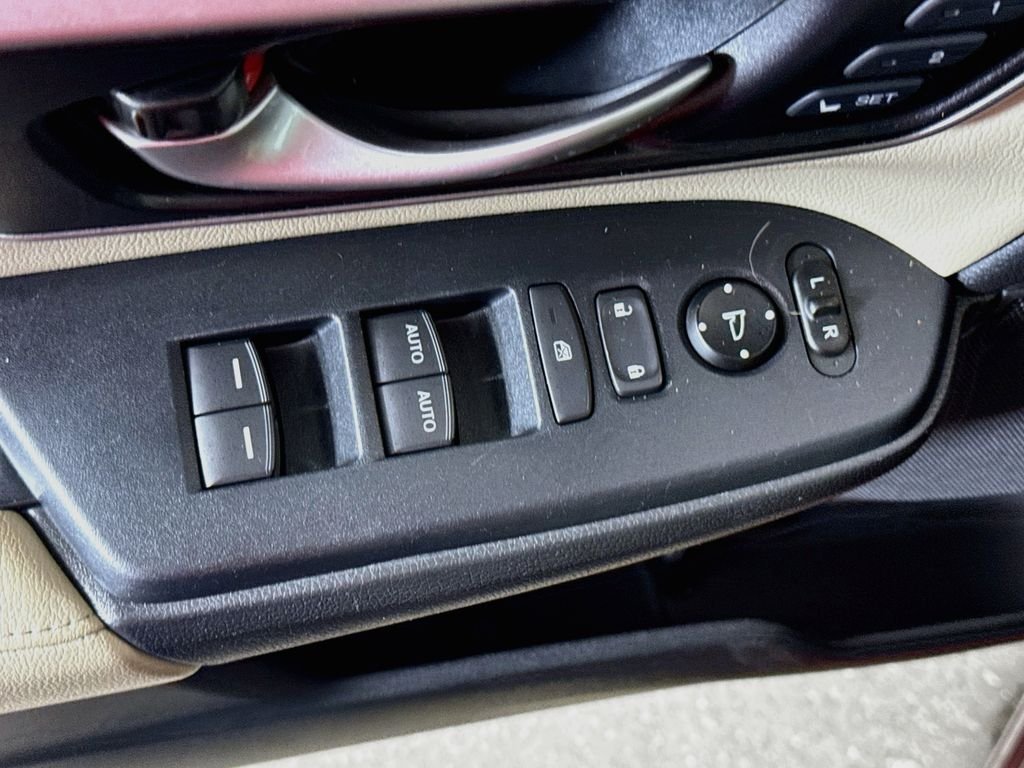 Used 2018 Molten Lava Pearl Honda Touring image 16