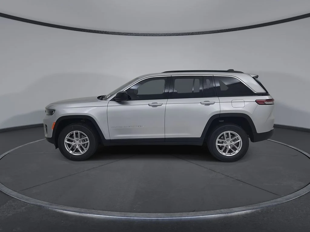 New 2026 Silver Zynith Exterior Paint Jeep Laredo X image 9