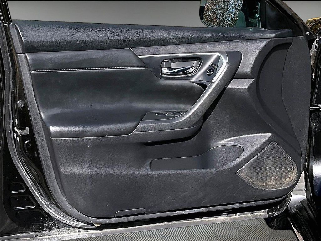 Used 2015 Black Nissan 2.5 S image 9