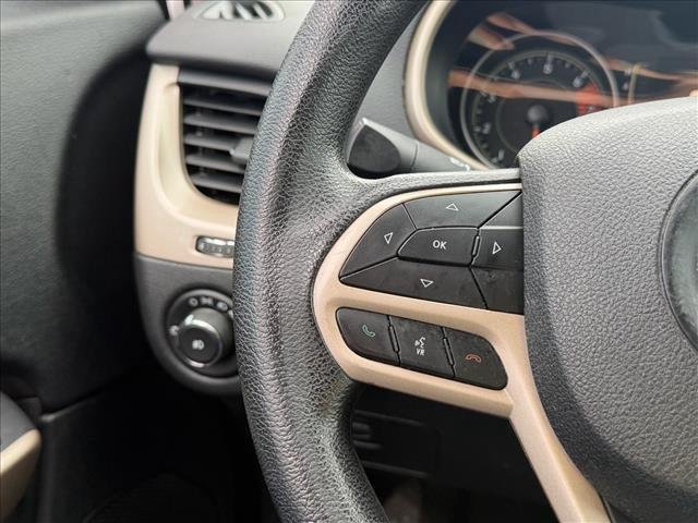 Used 2018 Bright White Clearcoat Jeep Latitude image 13