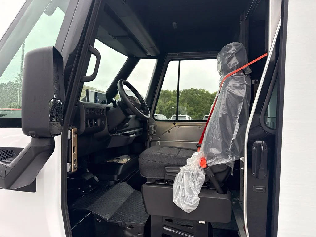 Used 2025 White Chevrolet 600 image 9