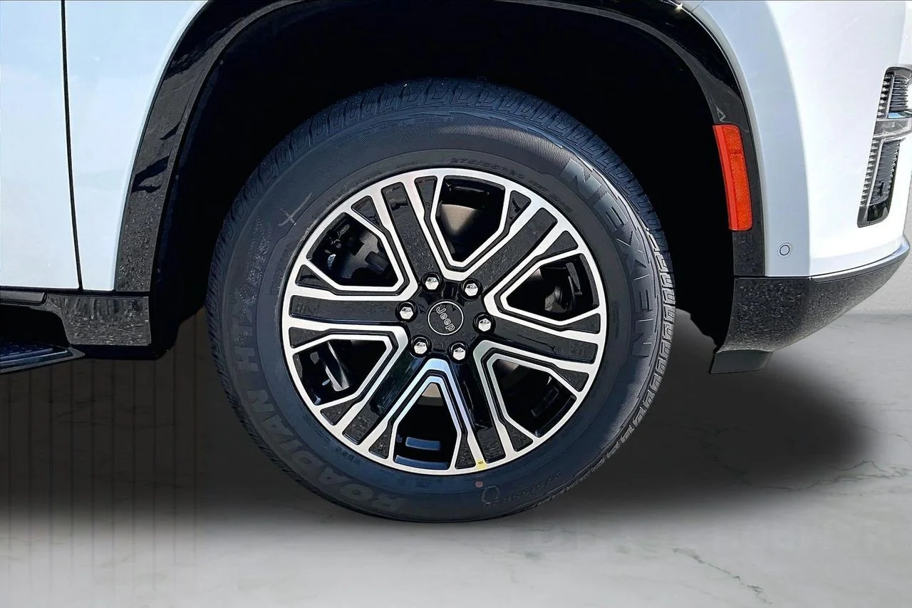 New 2026 Bright White Clear-Coat Exterior Paint Jeep  image 34