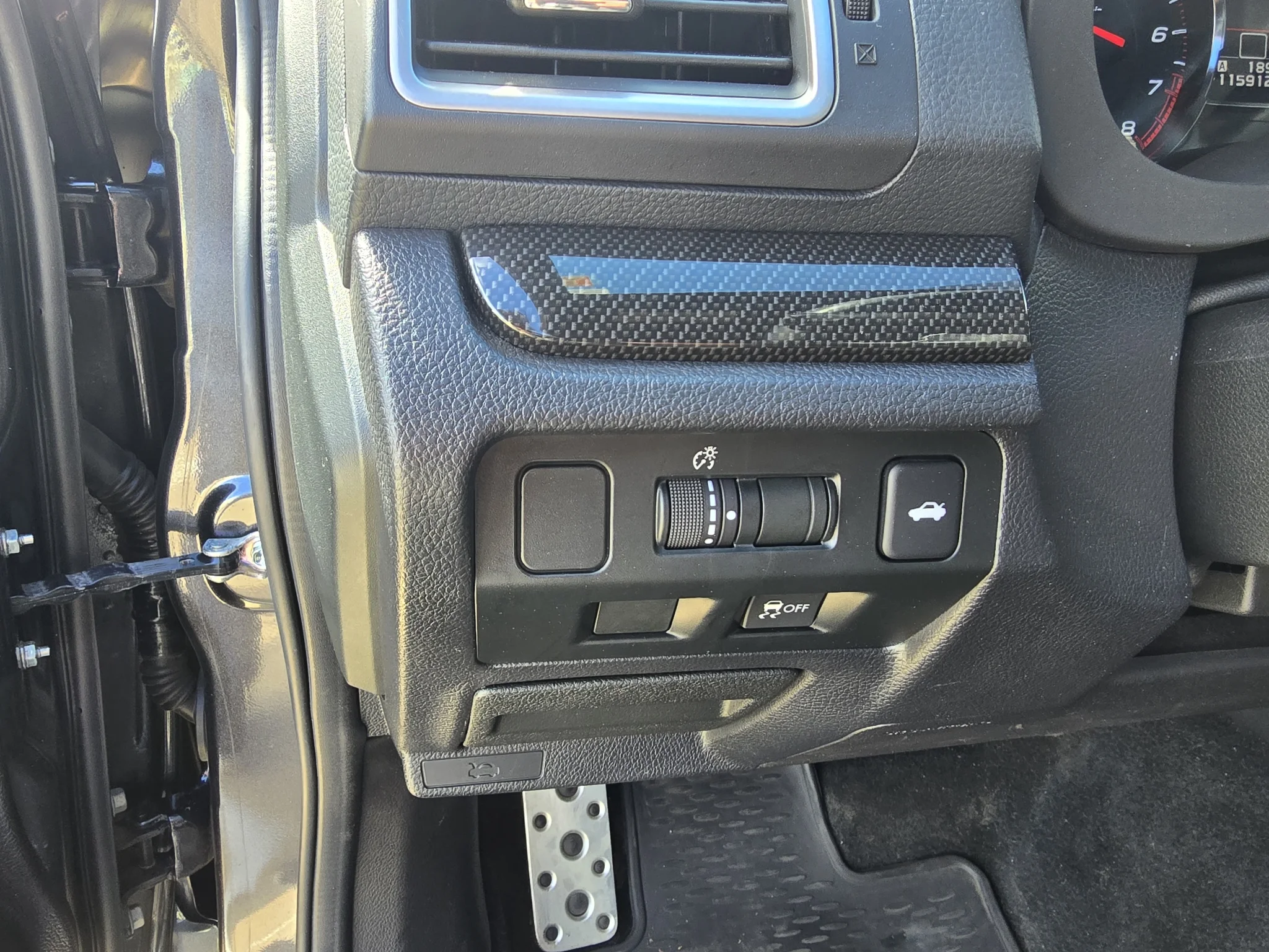 Used 2018 Dark Gray Metallic Subaru Premium image 17