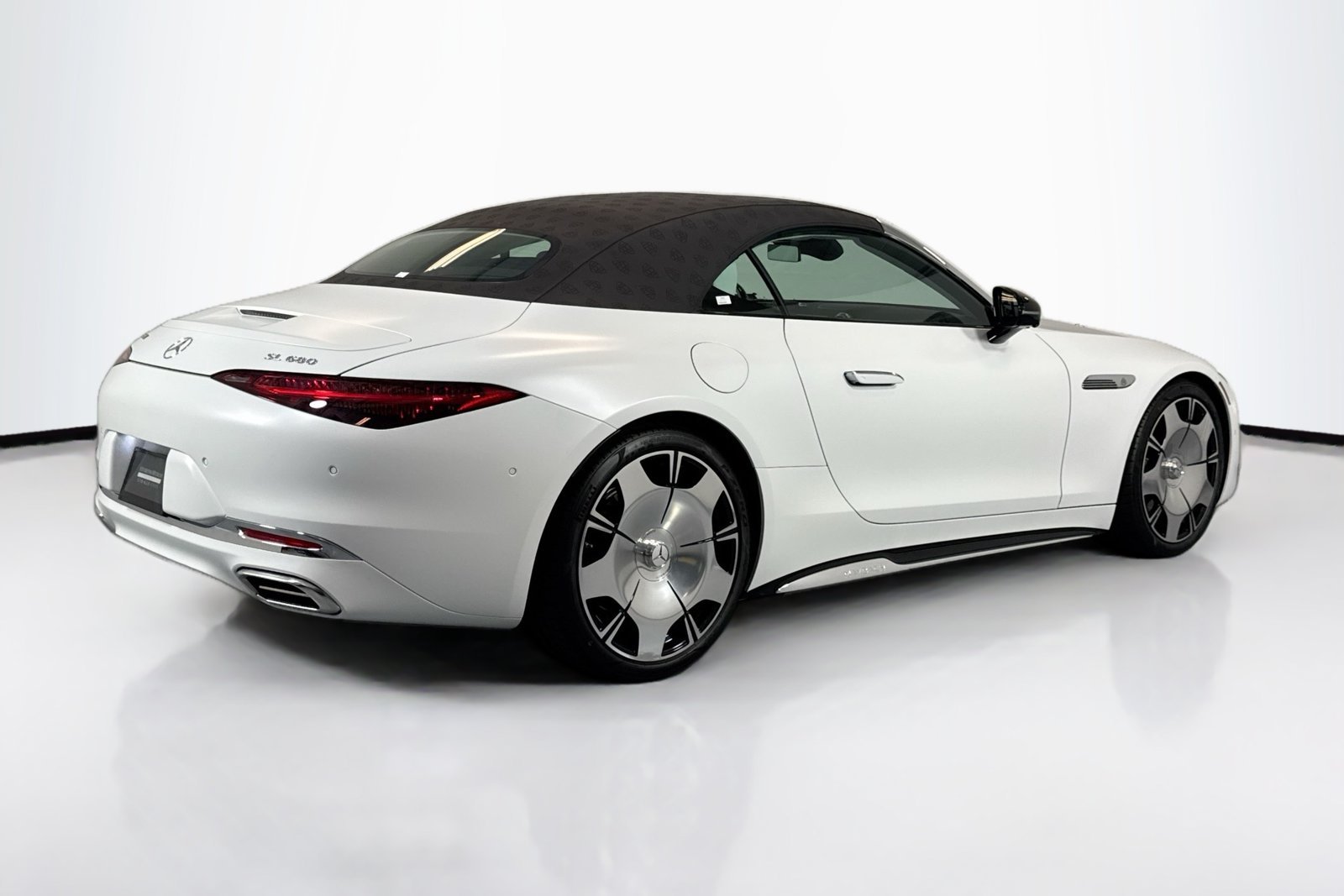 New 2026 Manufaktur Moonlight White Magno Mercedes-Benz Maybach SL 680 Monogram Series image 5
