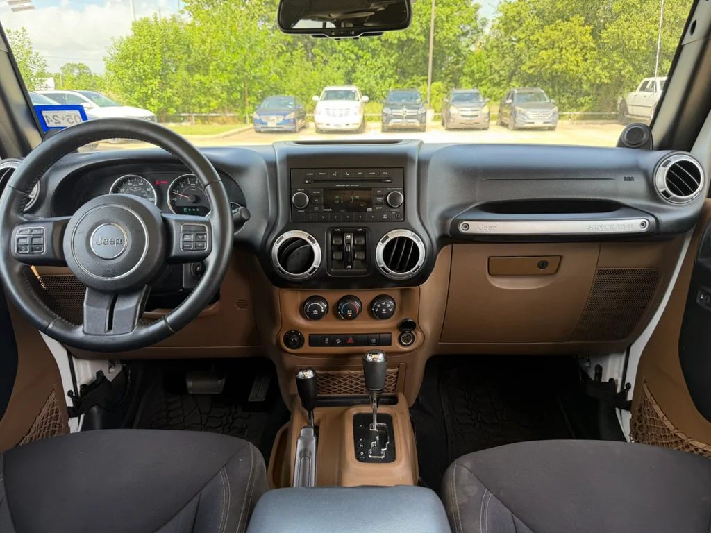 Used 2014 Bright White Clearcoat Jeep Sahara image 10