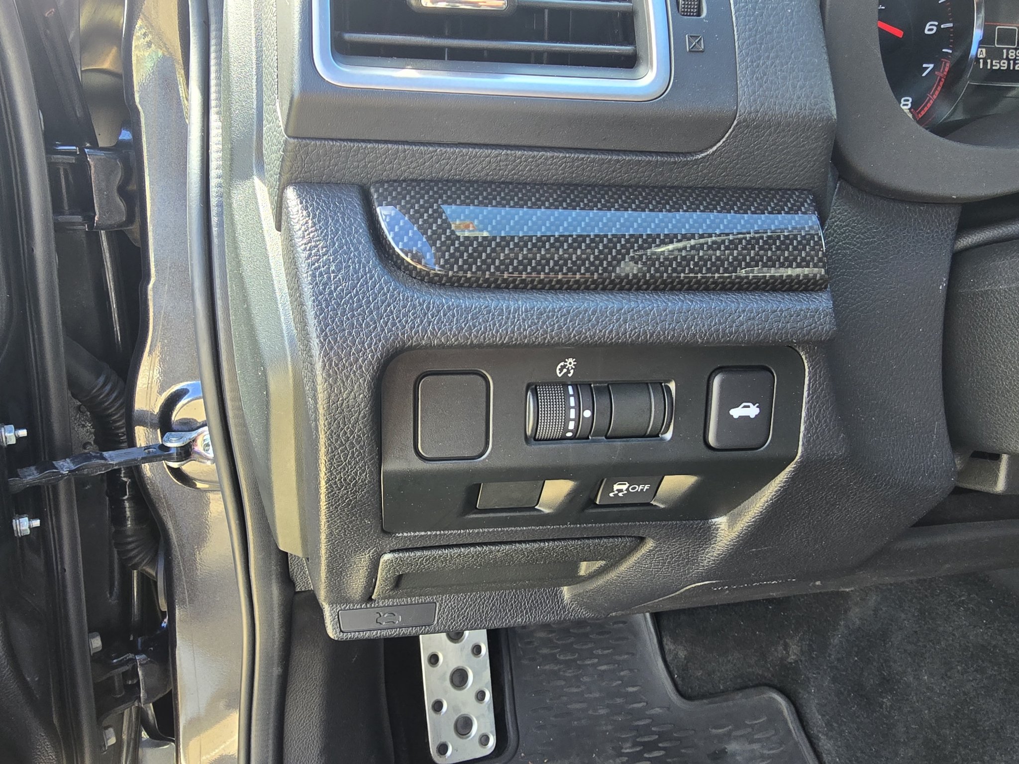 Used 2018 Dark Gray Metallic Subaru Premium image 16