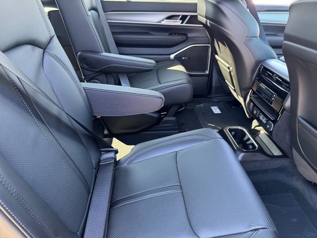 New 2026 Bright White Clear-Coat Exterior Paint Jeep  image 18