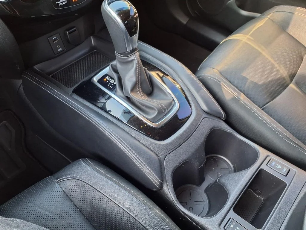 Used 2017 White Nissan SL image 14
