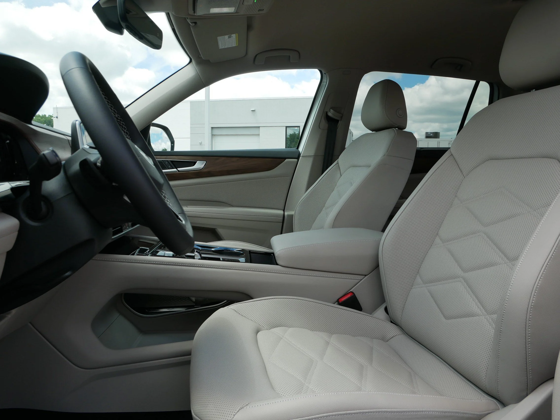 New 2026 Opal White Pearl Volkswagen 2.0T SE w/Technology image 4