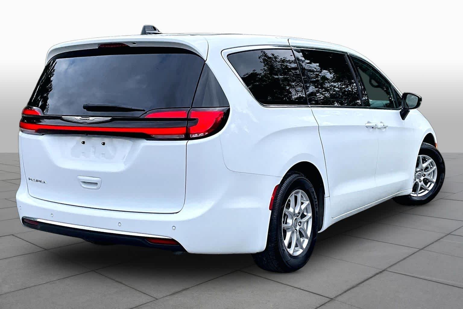 Used 2025 Bright White Clearcoat Chrysler Select image 13