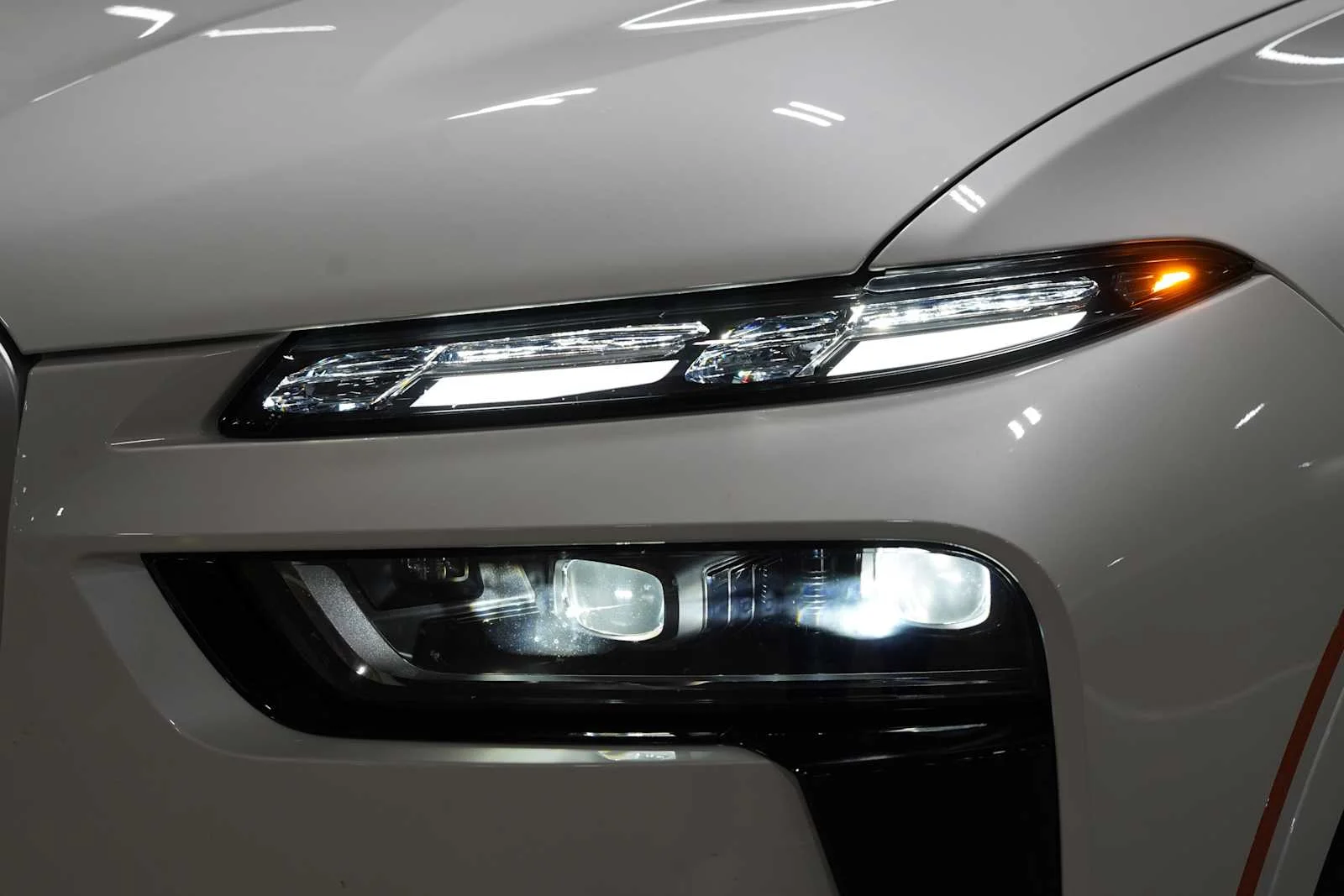 New 2026 Mineral White Metallic BMW ALPINA XB7 image 5