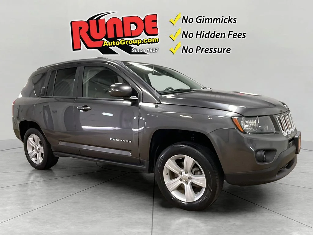 Used 2017 Granite Crystal Clearcoat Metallic Jeep Latitude image 8