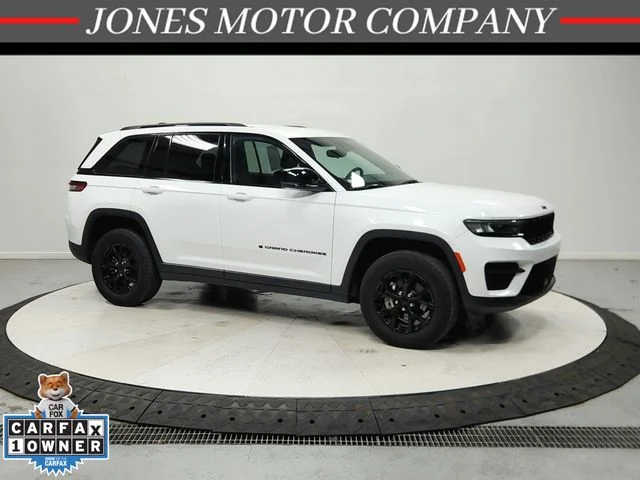Used 2024 White Jeep Altitude image 1