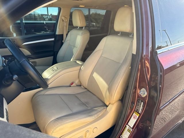 Used 2016 Red Toyota XLE V6 image 13
