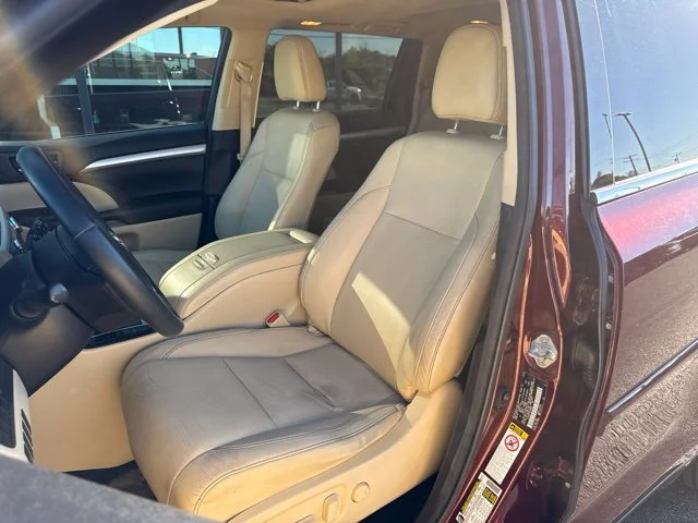 Used 2016 Red Toyota XLE V6 image 13