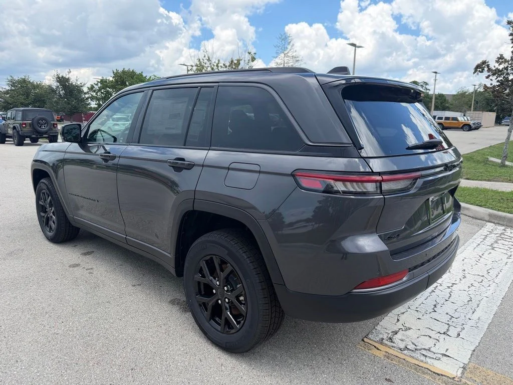 New 2026 Baltic Gray Metallic Clear-Coat Exterior Paint Jeep Laredo Altitude image 5