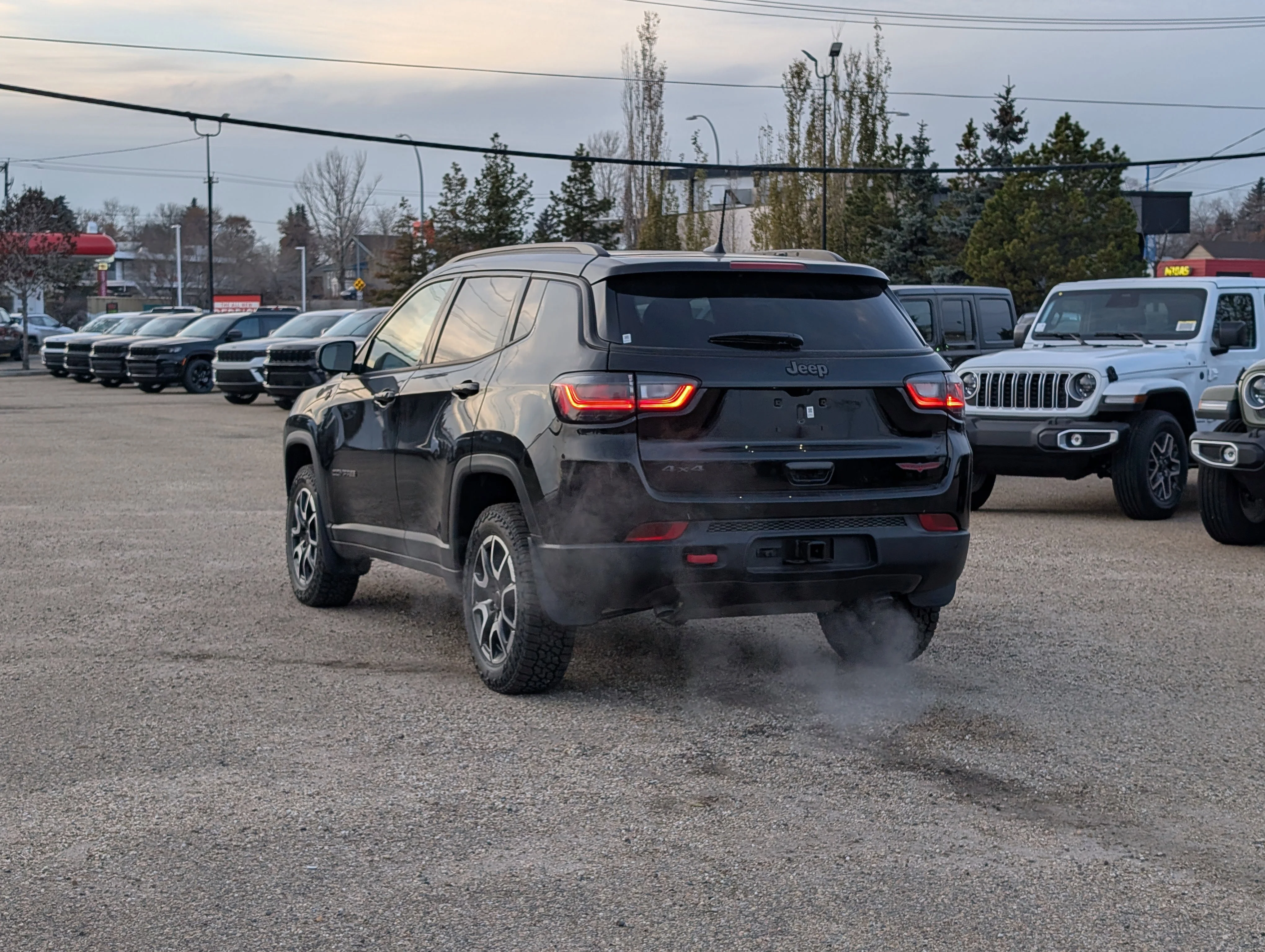 New 2025 Diamond Black Crystal Pearl Jeep Trailhawk Elite image 4