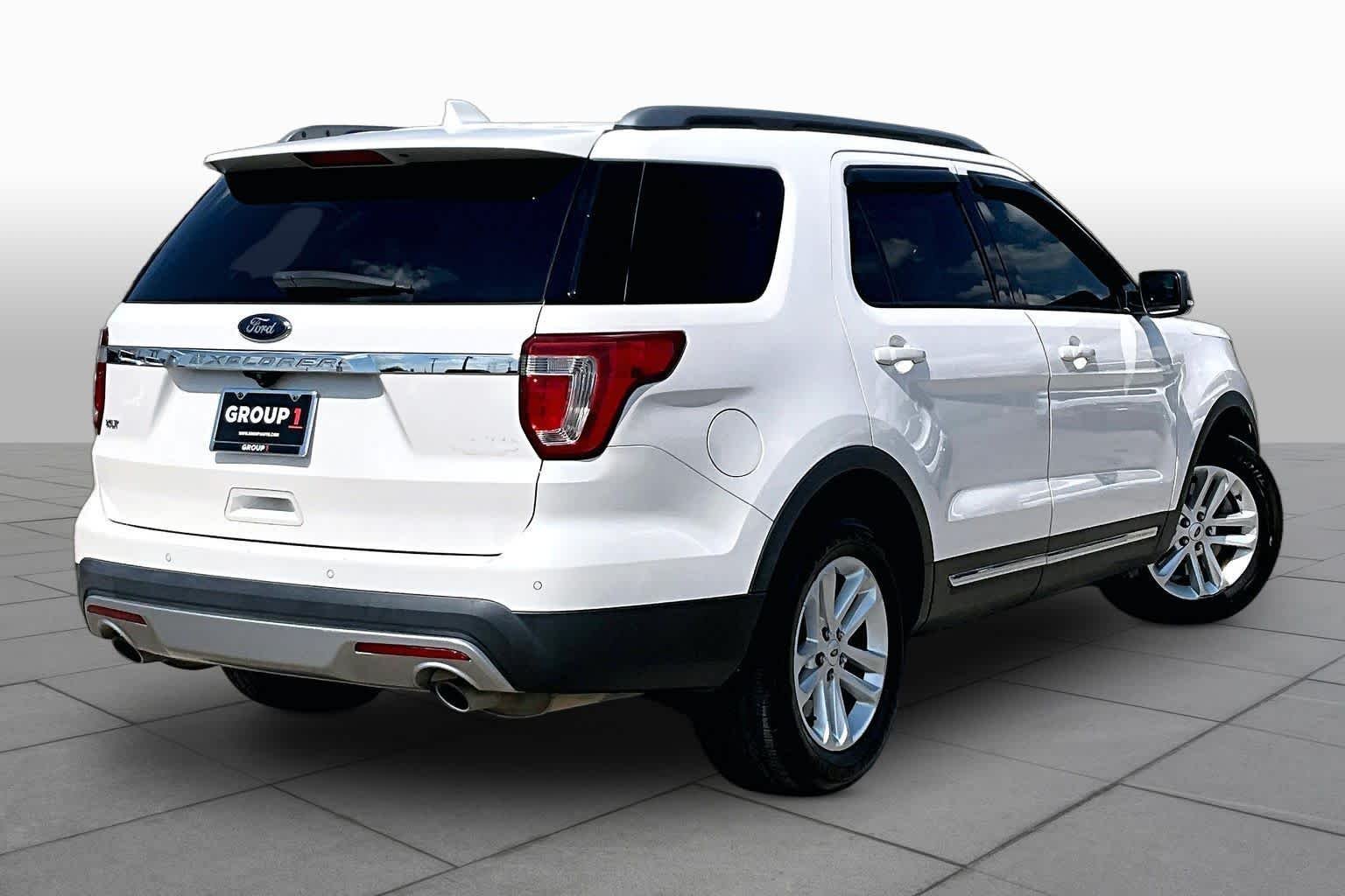 Used 2017 White Platinum Metallic Tri-Coat Ford XLT image 13