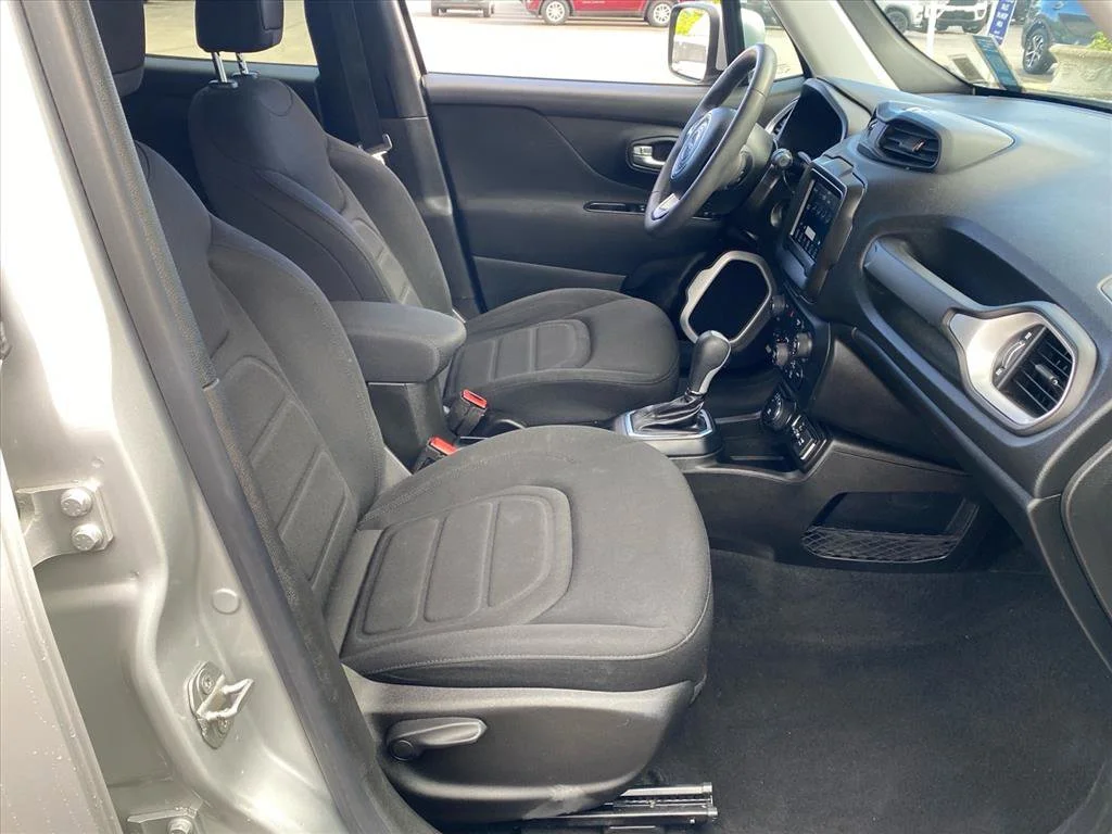 Used 2020 Glacier Metallic Clearcoat Jeep Latitude image 24