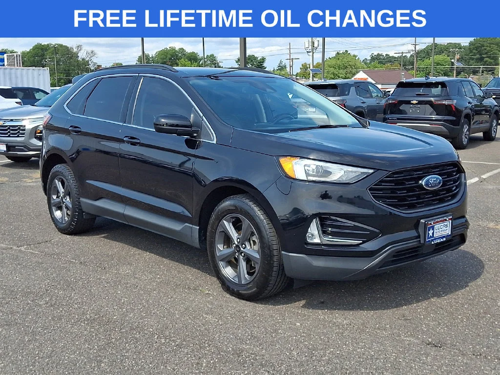 Used 2022 Black Ford SEL image 1