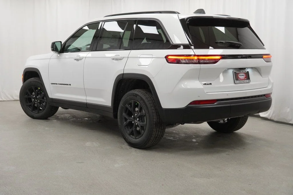 New 2026 Bright White Clear-Coat Exterior Paint Jeep Laredo Altitude image 13