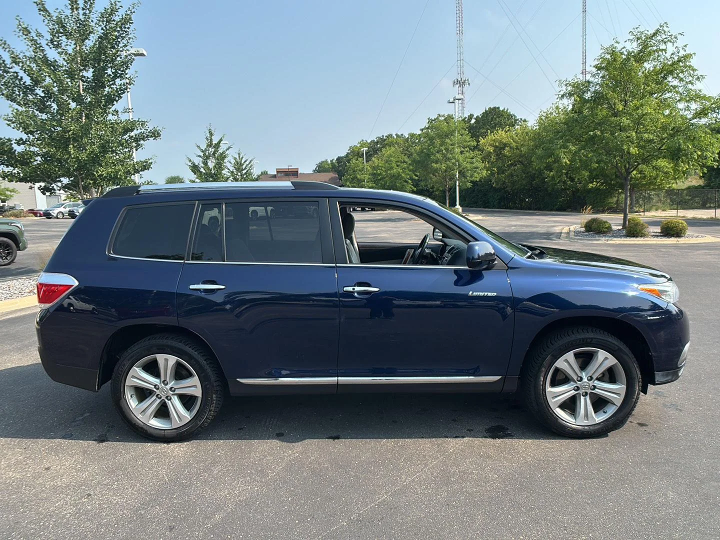 Used 2013 Nautical Blue Metallic Toyota Limited image 9