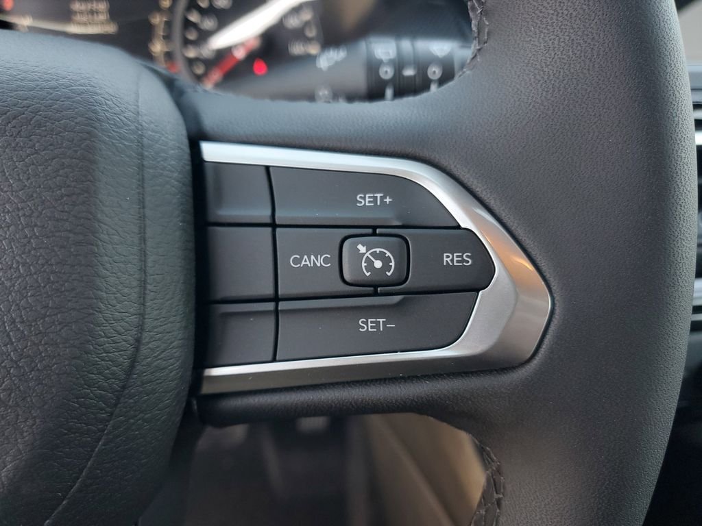 New 2026 Silver Zynith Metallic Clearcoat Jeep Latitude image 19