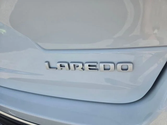 New 2026 Bright White Clear-Coat Exterior Paint Jeep Laredo X image 12