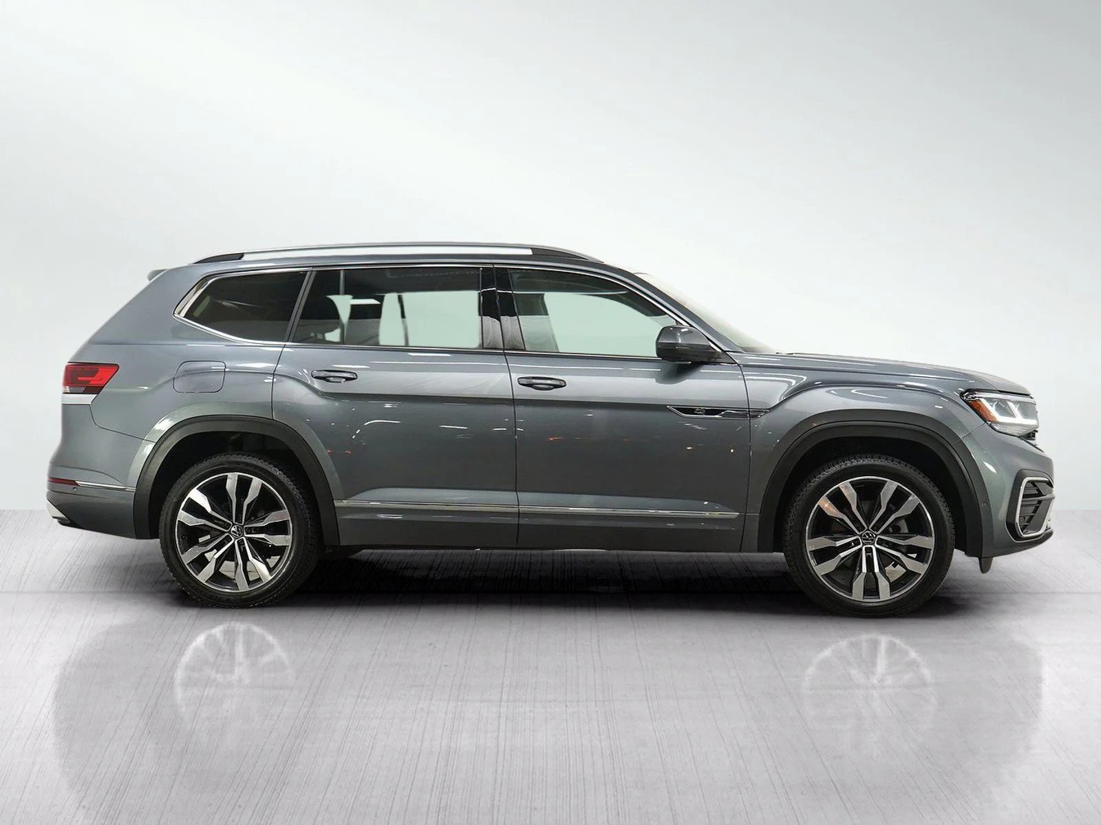 Used 2022 Graphite Volkswagen 4D WAGON 3.6L V6 SEL PREMIUM R-LINE 4MOTION AWD image 6