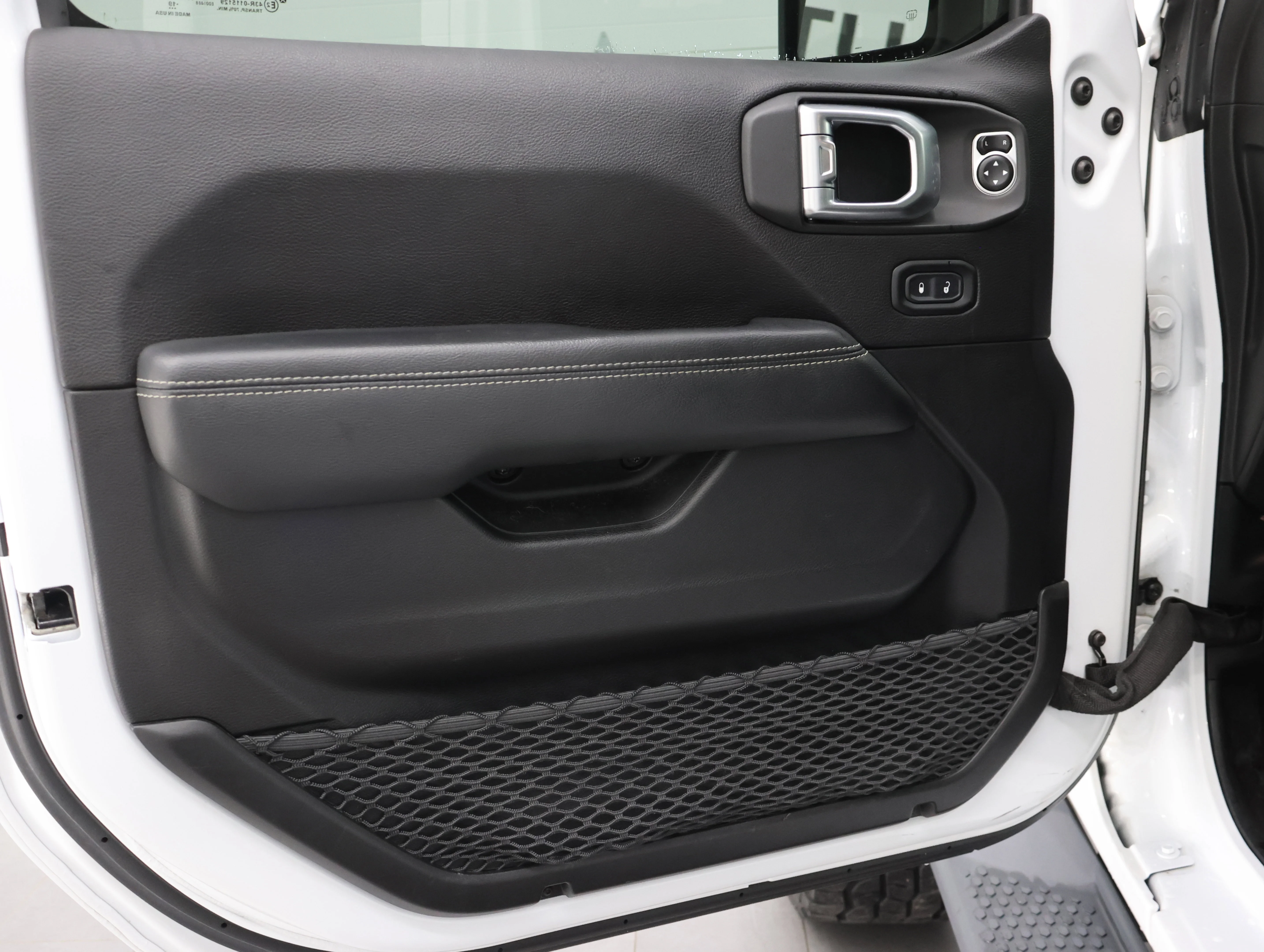 Used 2019 Bright White Clearcoat Jeep Unlimited Sahara image 37