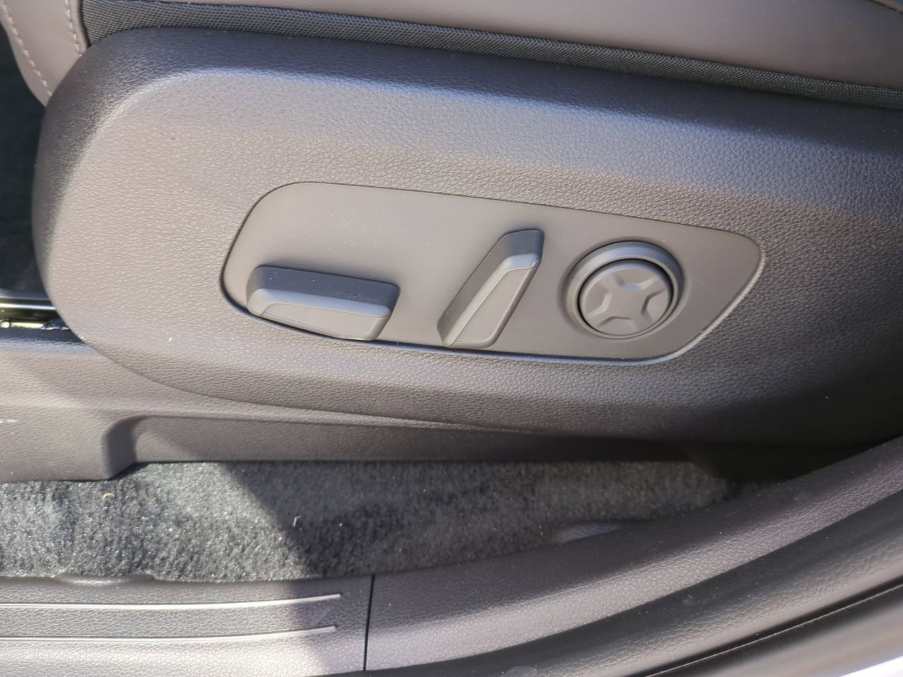 New 2026 Snow White Pearl Kia LXS image 18