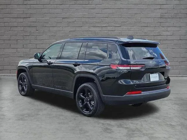 New 2026 Diamond Black Crystal Pearl-Coat Exterior Paint Jeep Limited image 3