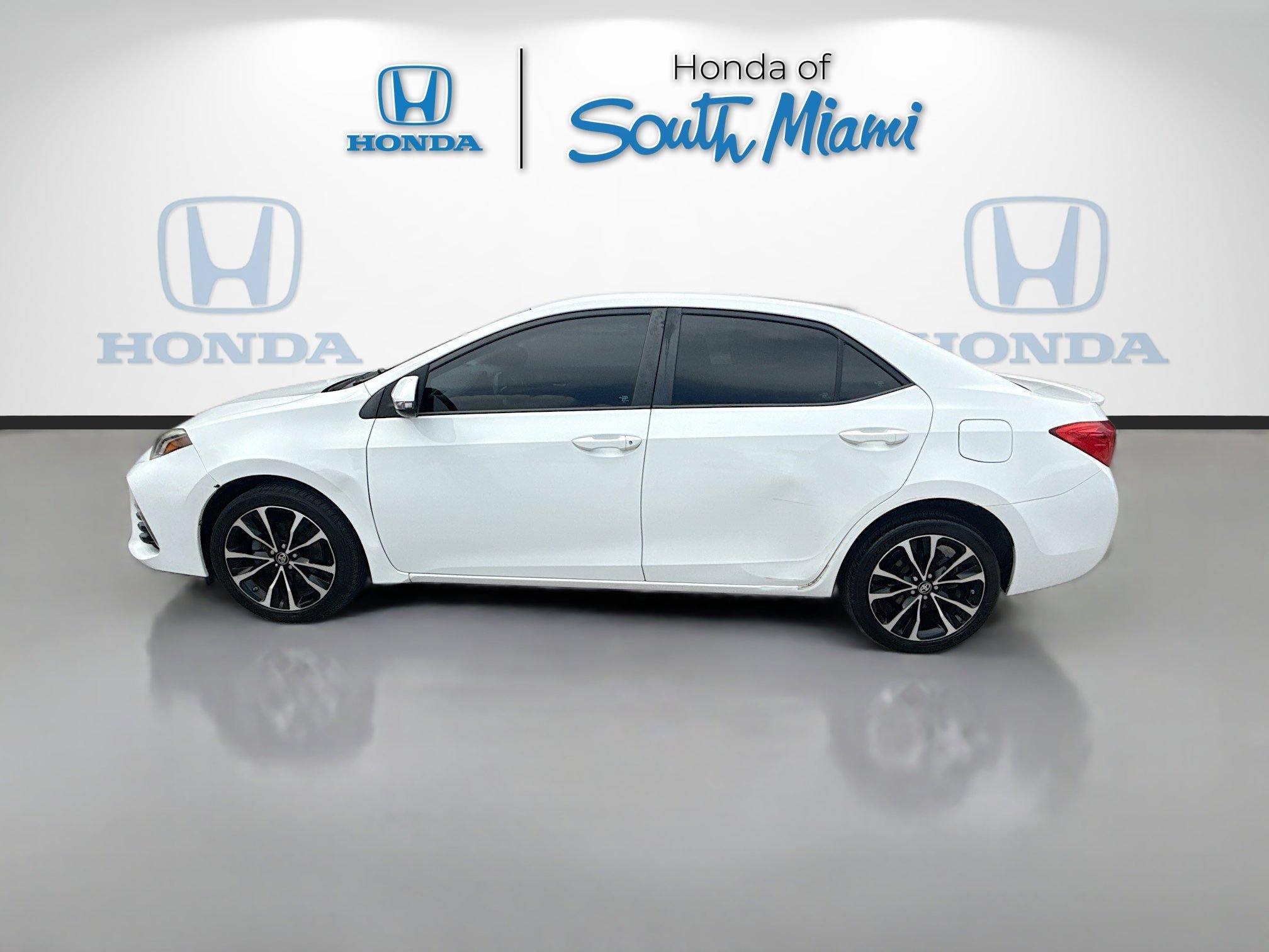 Used 2017 Super White Toyota SE image 4