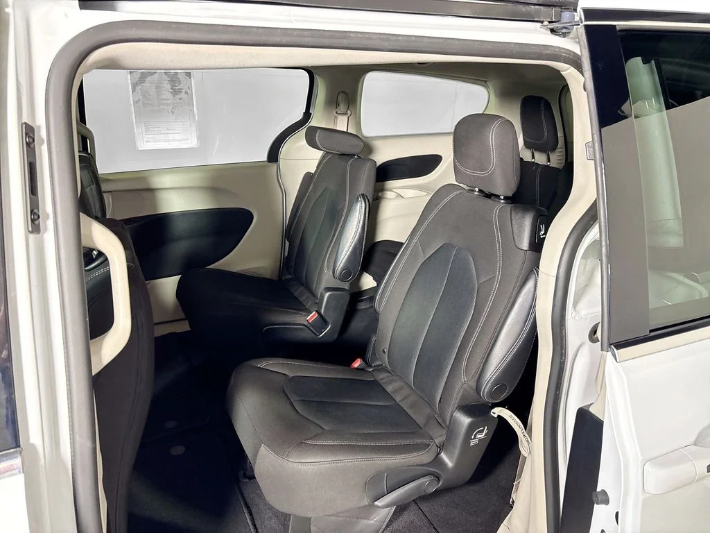 Used 2022 White Chrysler LX image 18