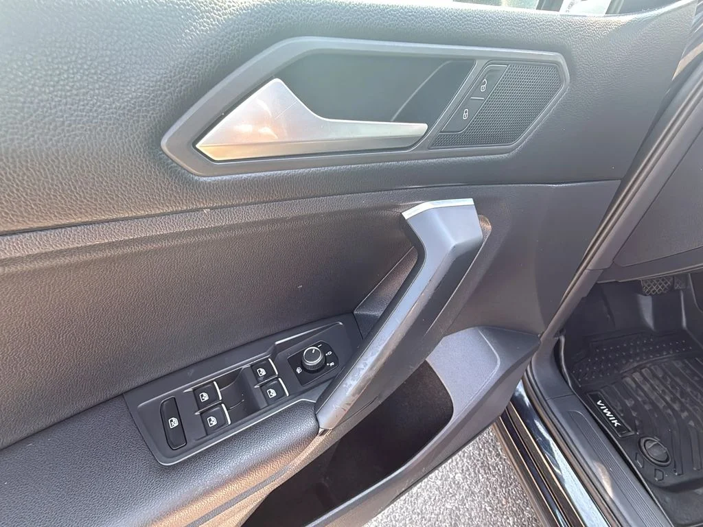 Used 2019 Deep Black Pearl Volkswagen SE image 10