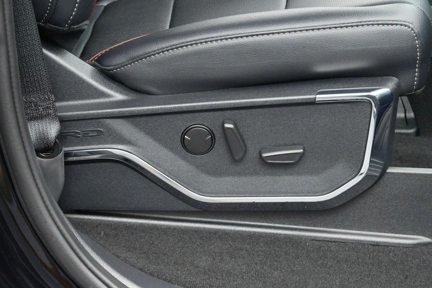 Used 2024 Agate Black Ford LARIAT image 31