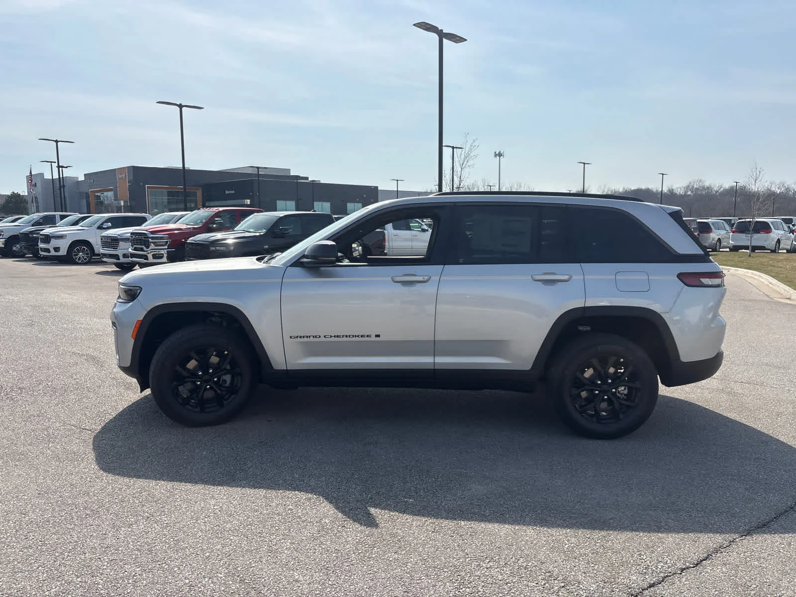 New 2026 Silver Zynith Jeep Laredo Altitude image 5