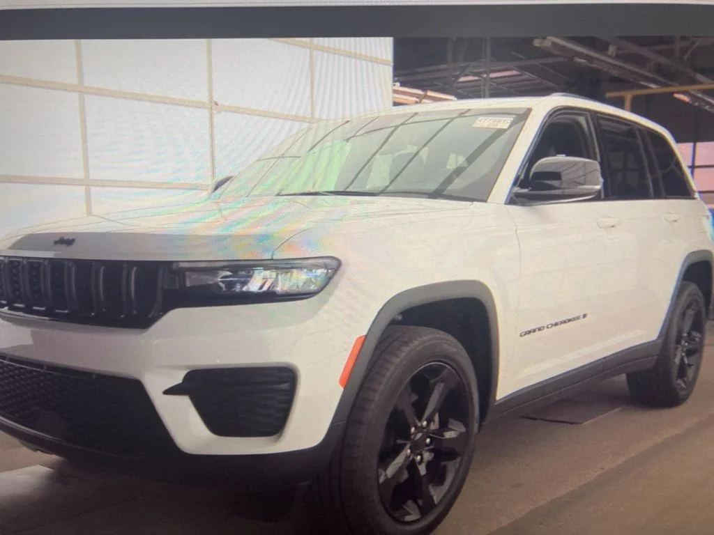 Used 2024 White Jeep Altitude X image 5